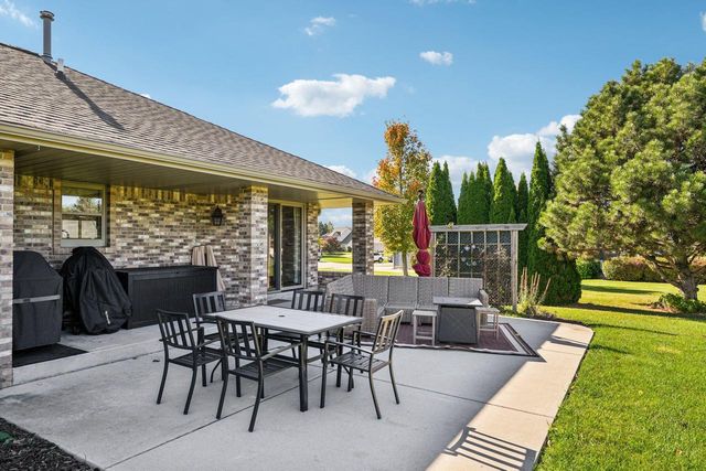 3910 E Greenway DRIVE, Oak Creek, WI 53154