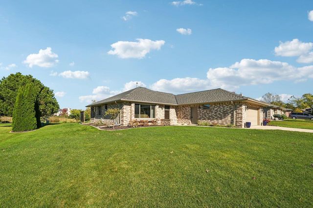 3910 E Greenway DRIVE, Oak Creek, WI 53154