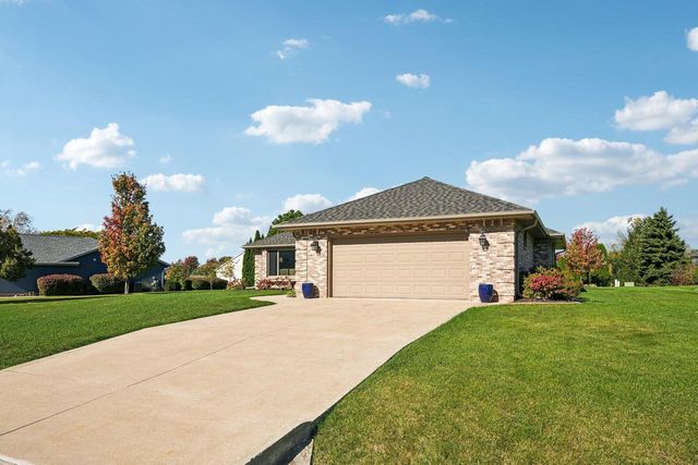 3910 E Greenway DRIVE, Oak Creek, WI 53154