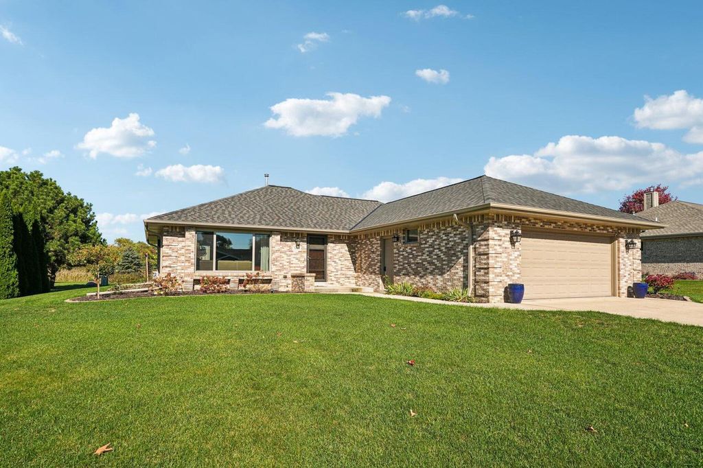 3910 E Greenway DRIVE, Oak Creek, WI 53154