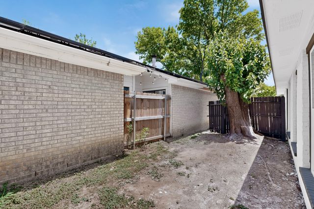 2607 Winter Oak Street, Dallas, TX 75227
