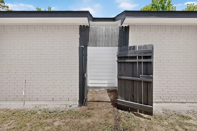 2607 Winter Oak Street, Dallas, TX 75227