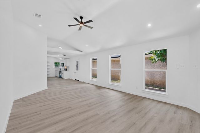 2607 Winter Oak Street, Dallas, TX 75227
