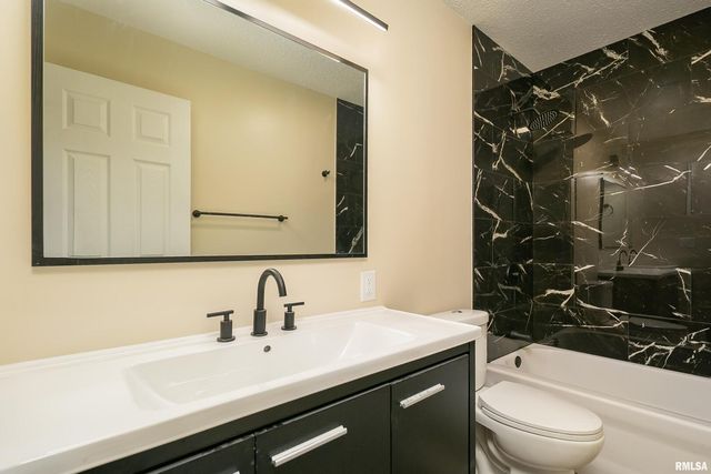 3205 Candlewick Drive, Bettendorf, IA 52722