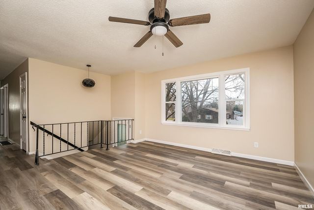 3205 Candlewick Drive, Bettendorf, IA 52722