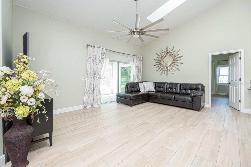 Image 14 of property listing at 12845 FORESTEDGE CIRCLE, Orlando, FL 32828