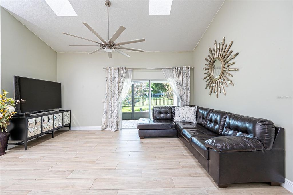 Image 4 of property listing at 12845 FORESTEDGE CIRCLE, Orlando, FL 32828