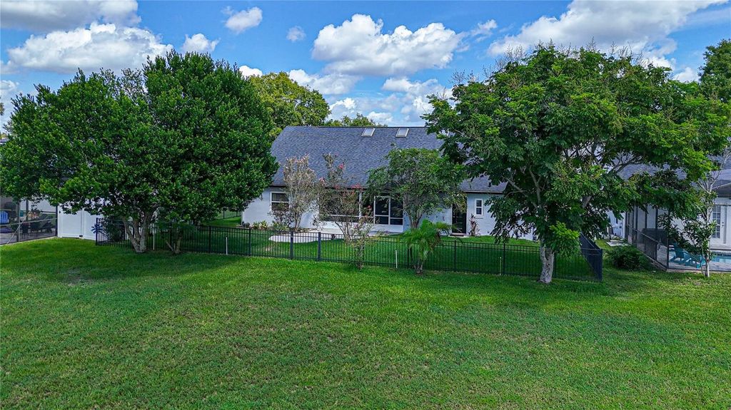 Image 37 of property listing at 12845 FORESTEDGE CIRCLE, Orlando, FL 32828