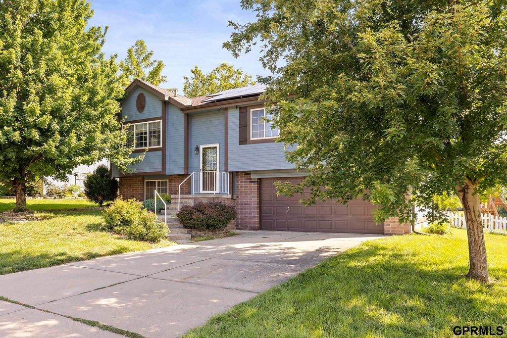 205 Sea Pines Drive, Papillion, NE 68133