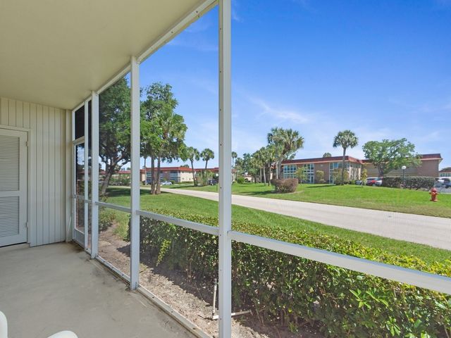 95 Spring Lake Drive SW 101, Vero Beach, FL 32962