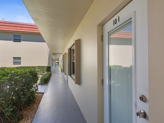 95 Spring Lake Drive SW 101, Vero Beach, FL 32962