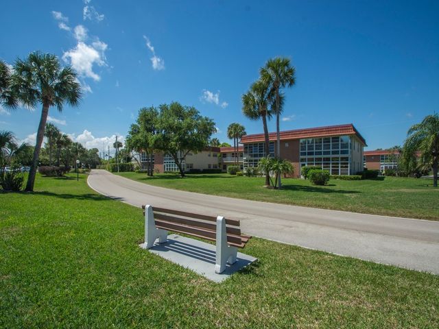 95 Spring Lake Drive SW 101, Vero Beach, FL 32962