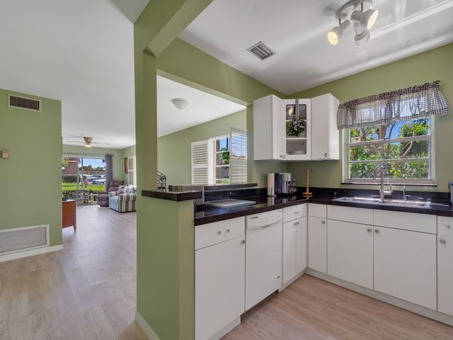 95 Spring Lake Drive SW 101, Vero Beach, FL 32962