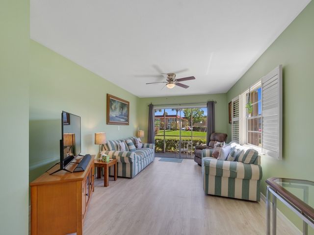 95 Spring Lake Drive SW 101, Vero Beach, FL 32962