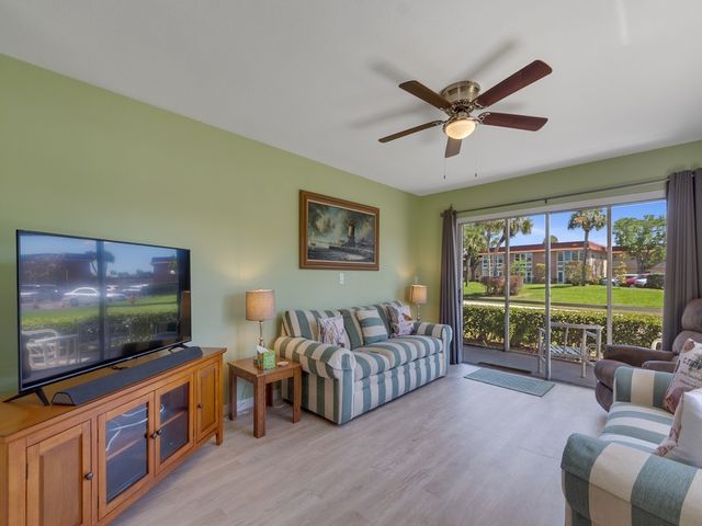 95 Spring Lake Drive SW 101, Vero Beach, FL 32962