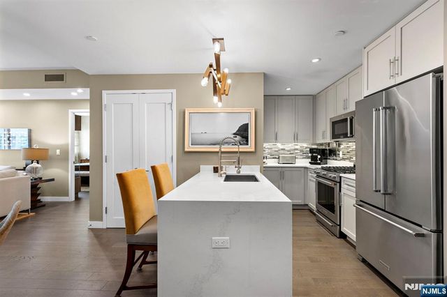 800 Ave At Port Imperial 318, Weehawken, NJ 07086