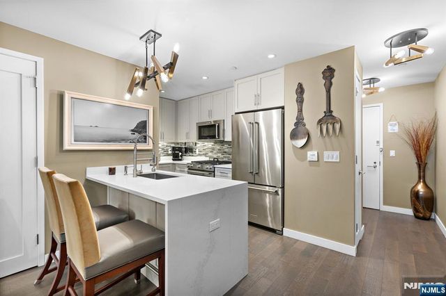 800 Ave At Port Imperial 318, Weehawken, NJ 07086