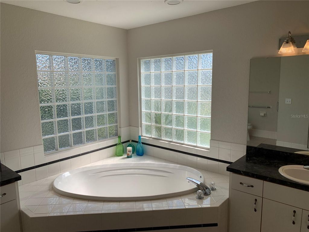 Image 11 of property listing at 13700 SE 90TH COURT, Summerfield, FL 34491