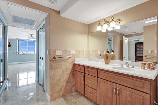500 Bayview Dr PH20, Sunny Isles Beach, FL 33160