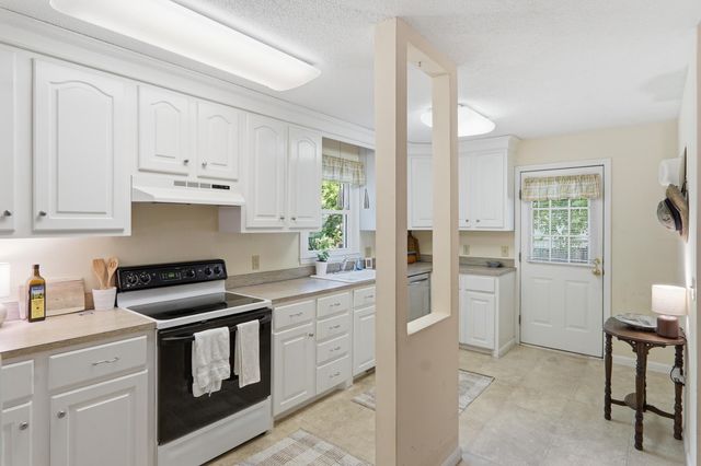 36 Manor Boulevard, Hanahan, SC 29410