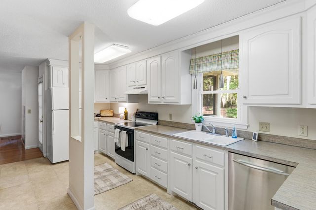 36 Manor Boulevard, Hanahan, SC 29410