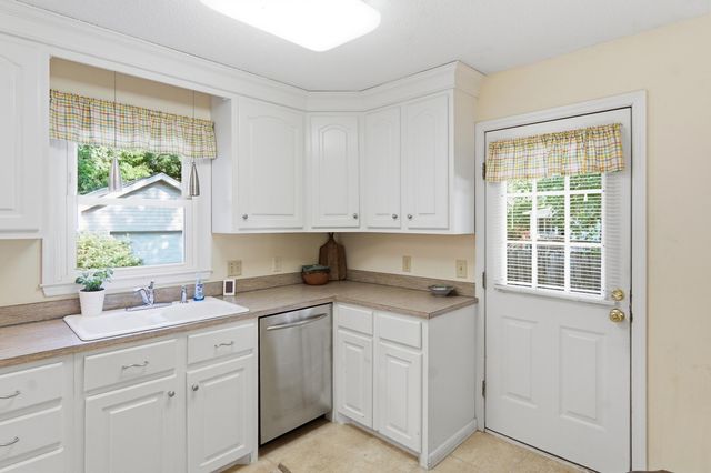 36 Manor Boulevard, Hanahan, SC 29410