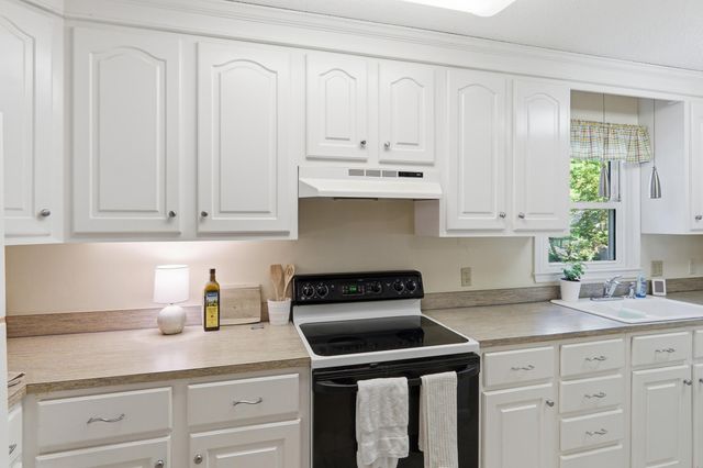36 Manor Boulevard, Hanahan, SC 29410