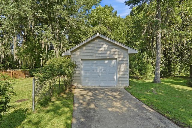 36 Manor Boulevard, Hanahan, SC 29410