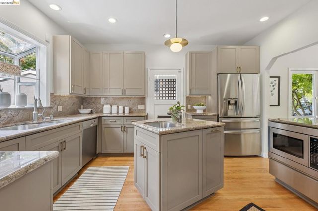 25 Manor Dr, Piedmont, CA 94611