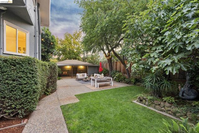 25 Manor Dr, Piedmont, CA 94611