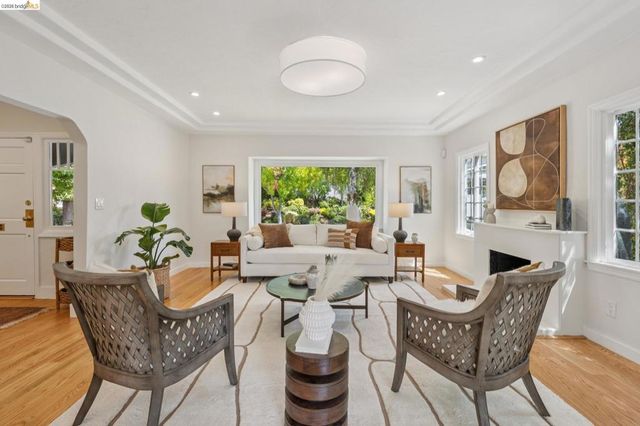 25 Manor Dr, Piedmont, CA 94611