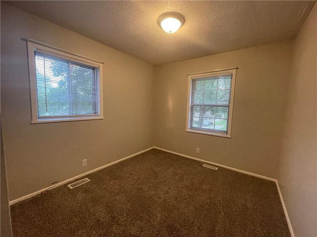 18904 E Arrowhead Drive, Independence, MO 64056