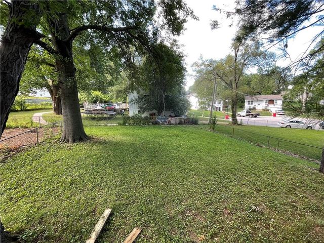 18904 E Arrowhead Drive, Independence, MO 64056