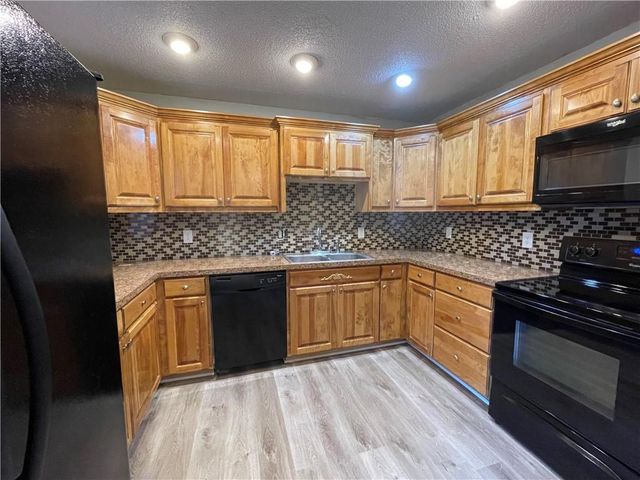 18904 E Arrowhead Drive, Independence, MO 64056