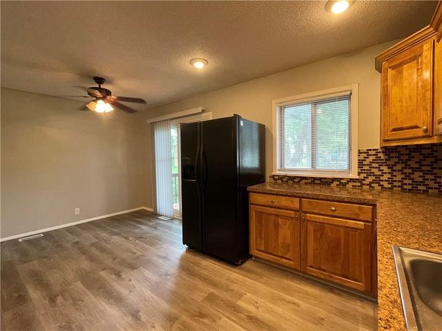 18904 E Arrowhead Drive, Independence, MO 64056