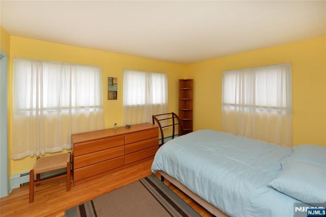 140 Manhattan Avenue, Waldwick, NJ 07463