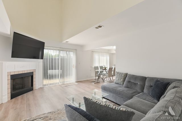 902 Ashley Court, Westmont, IL 60559