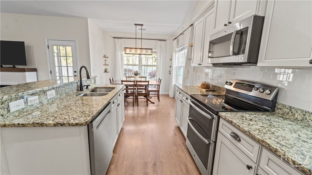 Image 14 of property listing at 1696 Garden Hills Loop, Richmond Hill, GA 31324
