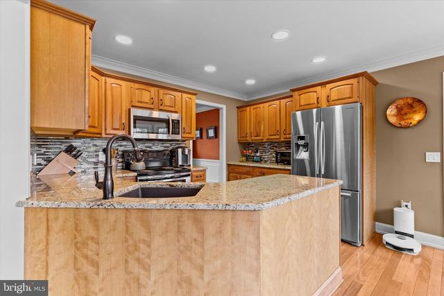 221 PUTTERS CIRCLE, Dillsburg, PA 17019