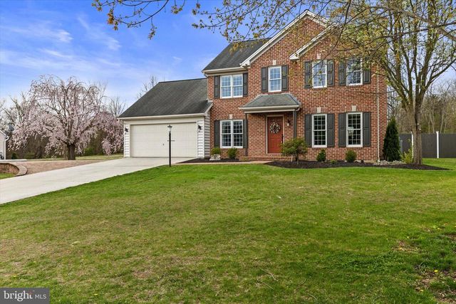 221 PUTTERS CIRCLE, Dillsburg, PA 17019