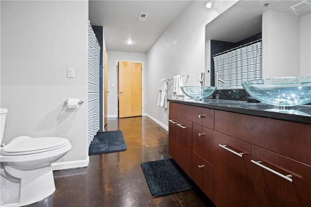 360 W Pershing Road 030, Kansas City, MO 64108