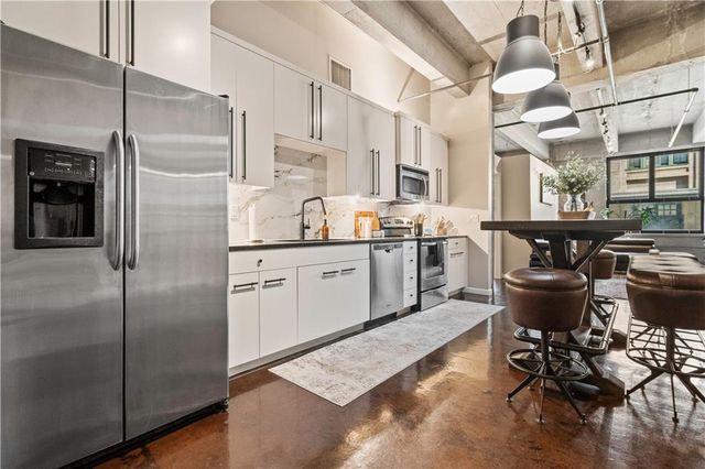 360 W Pershing Road 030, Kansas City, MO 64108