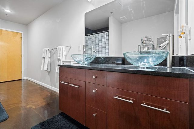 360 W Pershing Road 030, Kansas City, MO 64108