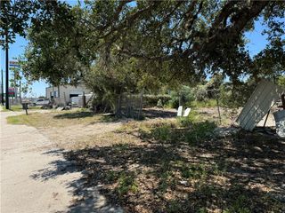 1517 Market St, Rockport, TX 78382