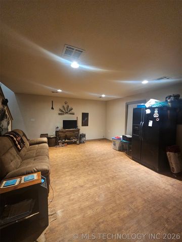 203 E Red Oak Drive, Durant, OK 74701