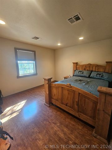 203 E Red Oak Drive, Durant, OK 74701