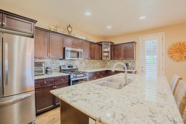 1116 W Muir Way, Hanford, CA 93230