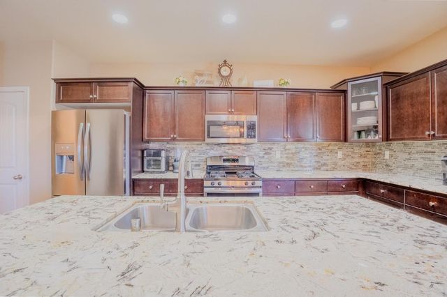 1116 W Muir Way, Hanford, CA 93230