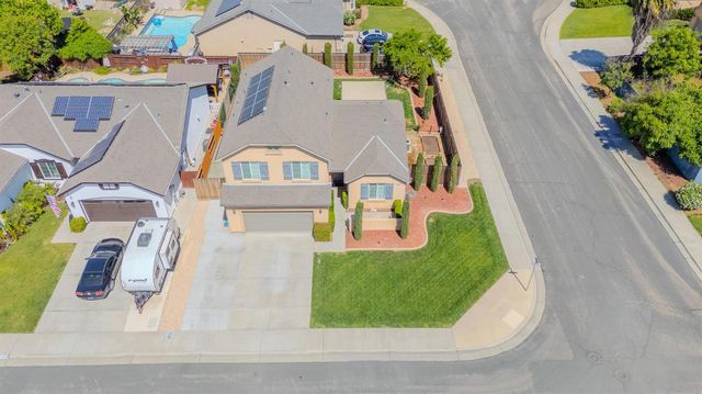 1116 W Muir Way, Hanford, CA 93230