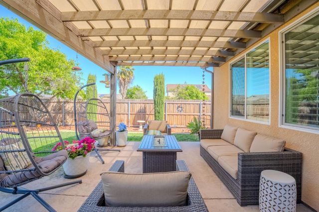 1116 W Muir Way, Hanford, CA 93230